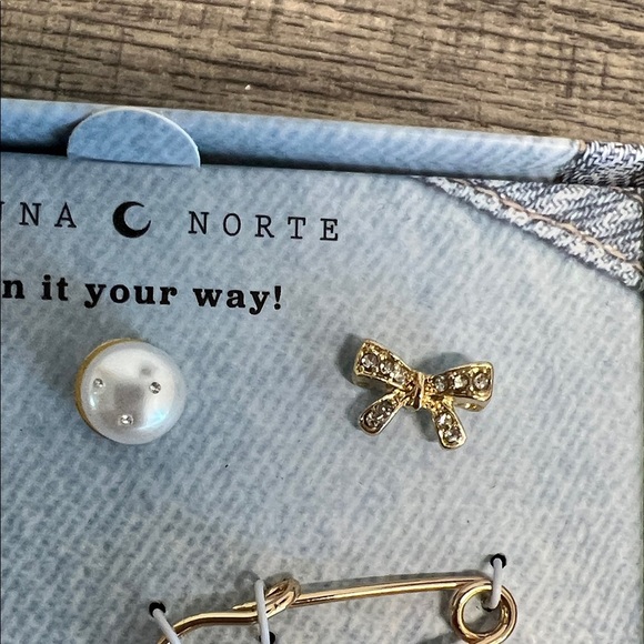 Luna Norte | Vintage-Retro Inspired Brooch Collection - Picture 4 of 8